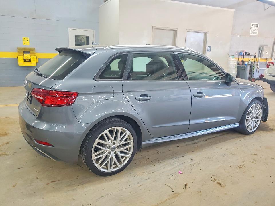 54294506 :رقم المزاد ، WAUUPBFF9JA092285 vin ، 2018 Audi A3 مزاد بيع