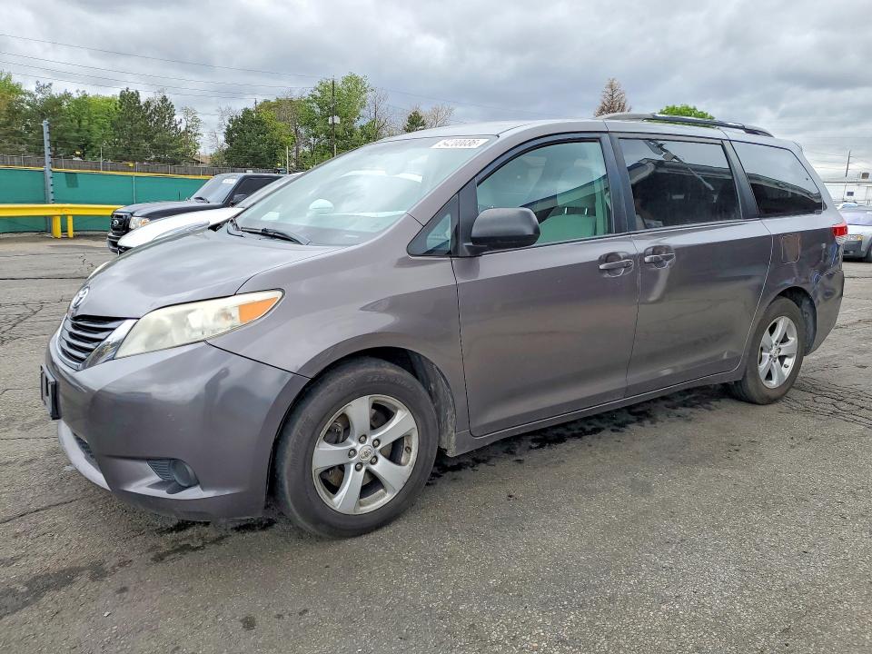 2011 Toyota Sienna მანქანა იყიდება აუქციონზე, vin: 5TDKK3DC3BS033986, აუქციონის ნომერი: 54200036