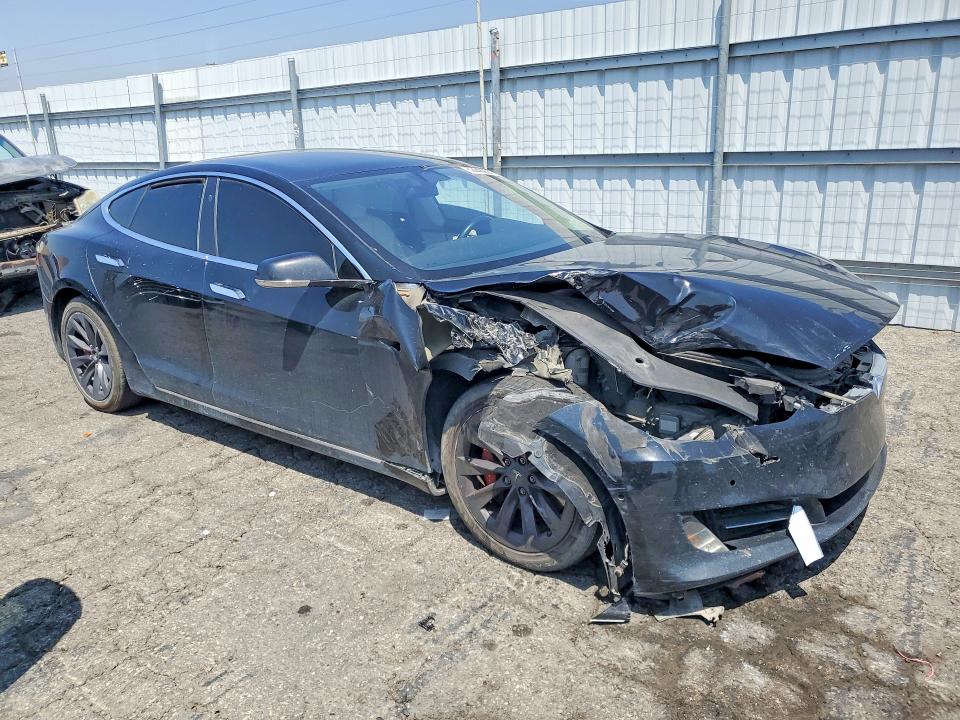 52448956 :رقم المزاد ، 5YJSA1E20JF260357 vin ، 2018 Tesla Model S مزاد بيع