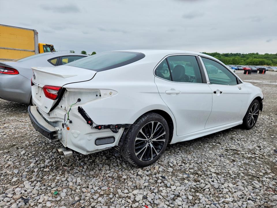 52180856 :رقم المزاد ، 4T1B11HK0JU159477 vin ، 2018 Toyota Camry مزاد بيع