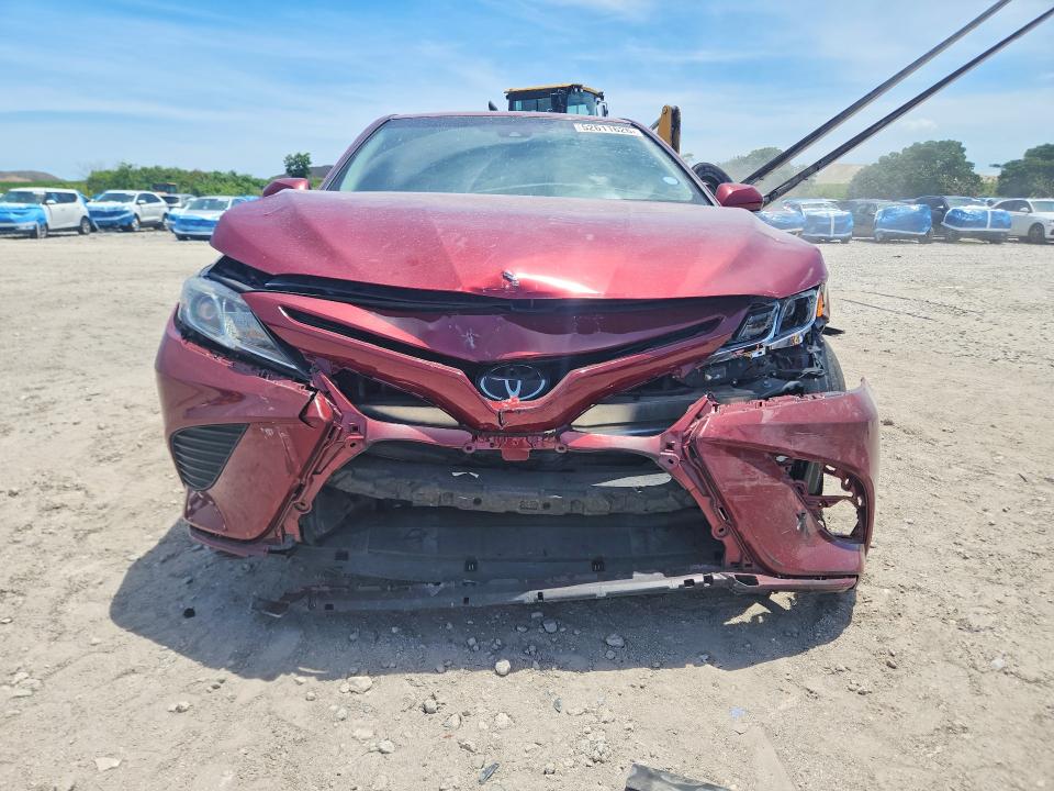 52611626 :رقم المزاد ، 4T1B11HK0JU553660 vin ، 2018 Toyota Camry مزاد بيع