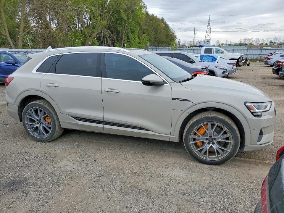 2019 Audi E-tron მანქანა იყიდება აუქციონზე, vin: WA1VAAGE3KB015667, აუქციონის ნომერი: 52663596