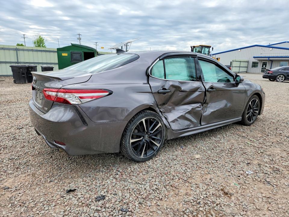 55244066 :رقم المزاد ، 4T1BZ1HK0JU018918 vin ، 2018 Toyota Camry مزاد بيع