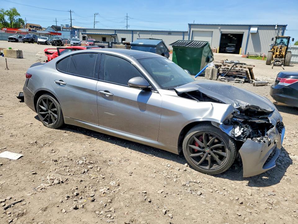 53586186 :رقم المزاد ، ZARFAEBN3H7553750 vin ، 2017 Alfa Romeo Giulia مزاد بيع