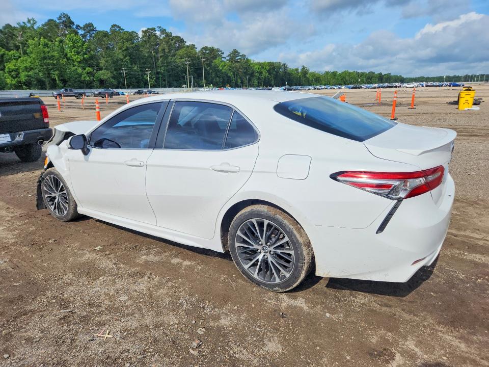 54776926 :رقم المزاد ، 4T1B11HK8JU057604 vin ، 2018 Toyota Camry مزاد بيع