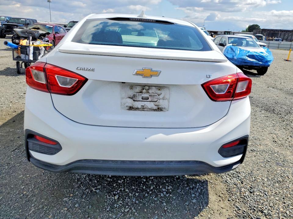 2018 Chevrolet Cruze მანქანა იყიდება აუქციონზე, vin: 1G1BE5SM1J7243938, აუქციონის ნომერი: 52350486