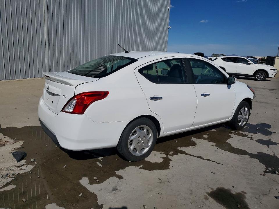 79121325 :رقم المزاد ، 3N1CN7AP5JL810413 vin ، 2018 Nissan Versa مزاد بيع