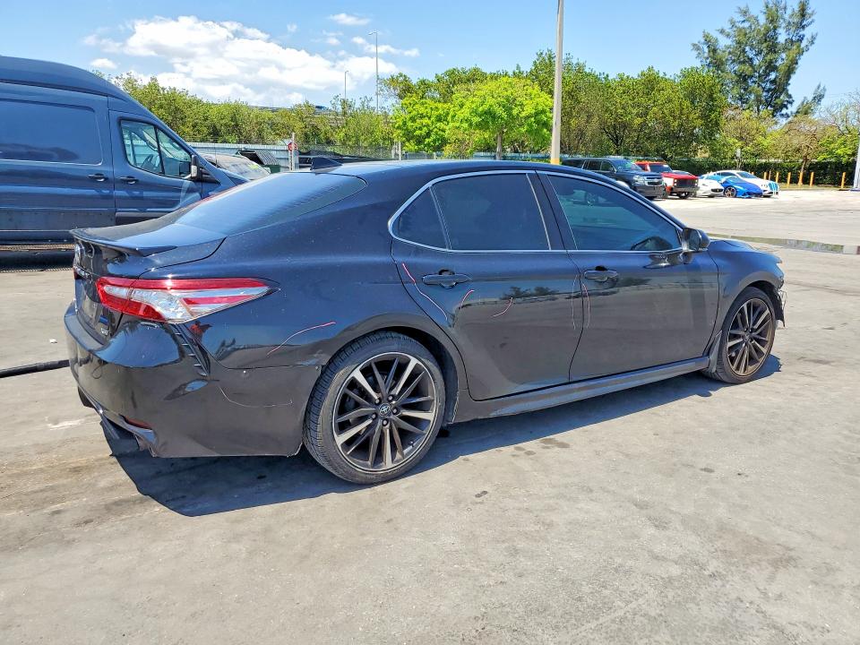 53955866 :رقم المزاد ، 4T1BZ1HK2JU021108 vin ، 2018 Toyota Camry مزاد بيع