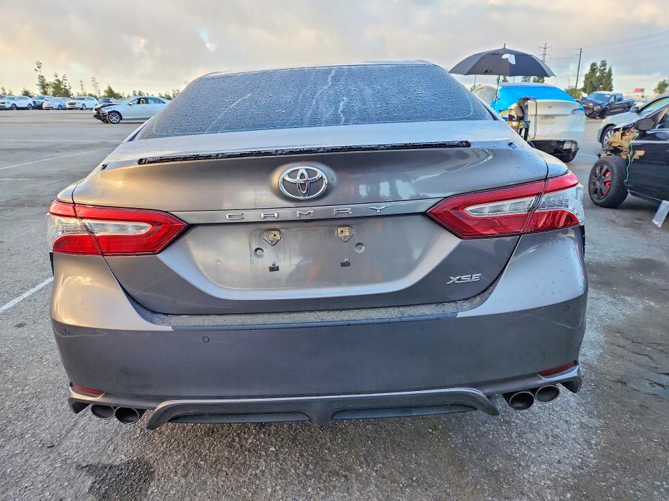 54690426 :رقم المزاد ، 4T1B61HK6JU105862 vin ، 2018 Toyota Camry مزاد بيع