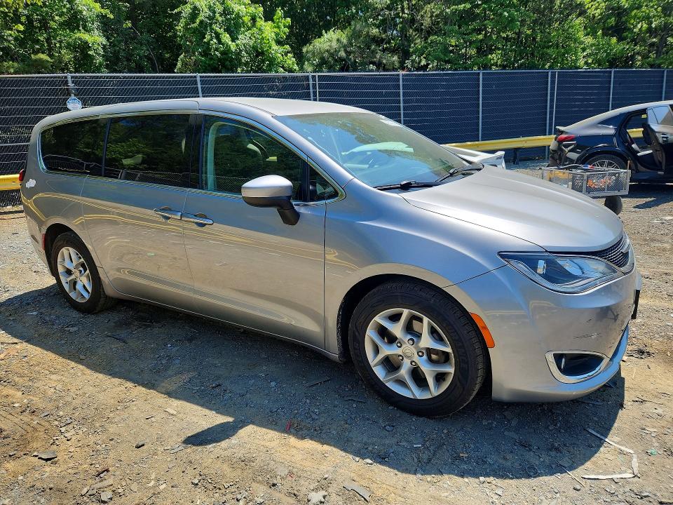 54354316 :رقم المزاد ، 2C4RC1BGXHR811384 vin ، 2017 Chrysler Pacifica مزاد بيع