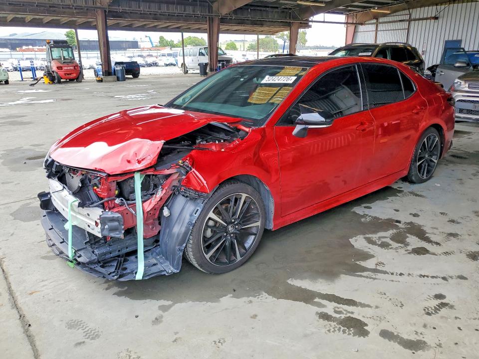 52424726 :رقم المزاد ، 4T1B61HK2KU160102 vin ، 2019 Toyota Camry مزاد بيع