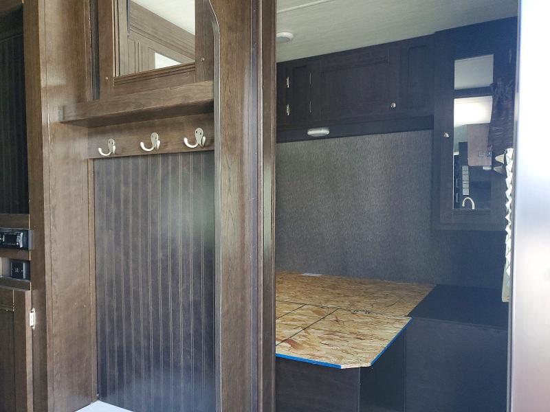 52375686 :رقم المزاد ، 5SFPB3122KE402163 vin ، 2019 Heartland Rv Pioneer Bh270 مزاد بيع
