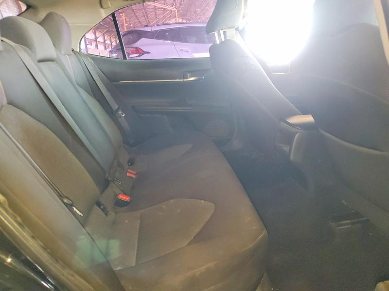 54642126 :رقم المزاد ، 4T1B11HK2JU645224 vin ، 2018 Toyota Camry مزاد بيع