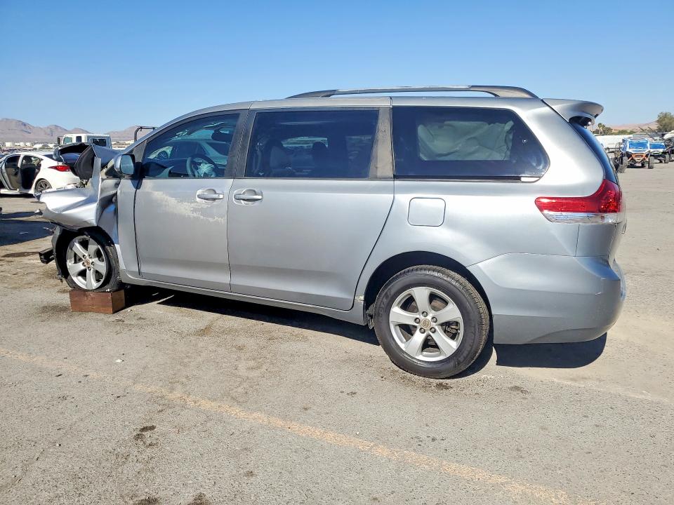 53366736 :رقم المزاد ، 5TDKK3DC8BS011904 vin ، 2011 Toyota Sienna مزاد بيع