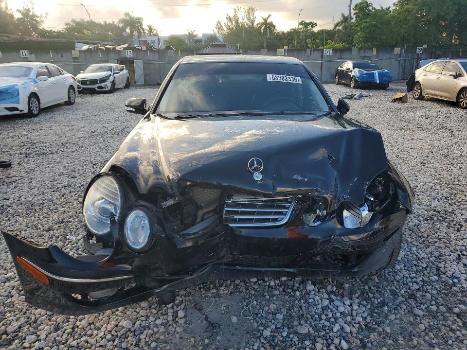 53383336 :رقم المزاد ، WDBUF56X07A990359 vin ، 2007 Mercedes-benz E مزاد بيع