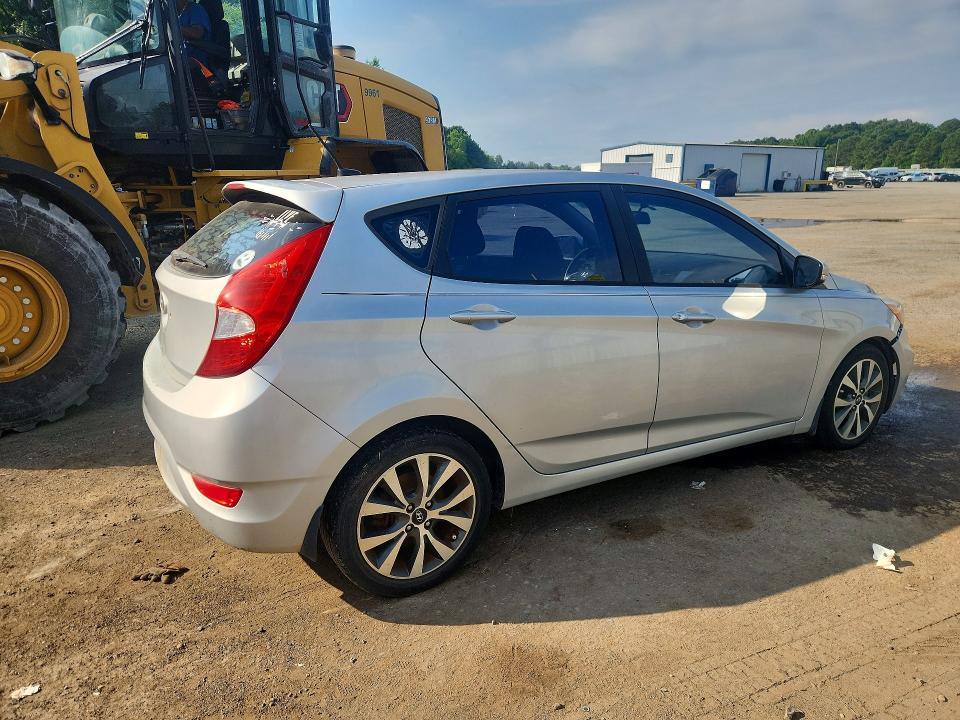 53798576 :رقم المزاد ، KMHCU5AE3FU217855 vin ، 2015 Hyundai Accent مزاد بيع