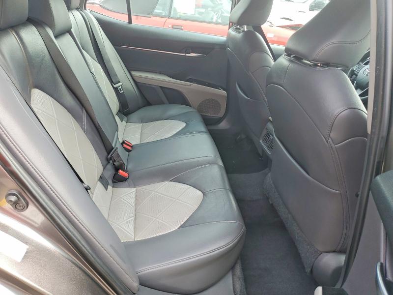 51647336 :رقم المزاد ، 4T1B11HK8JU086603 vin ، 2018 Toyota Camry مزاد بيع