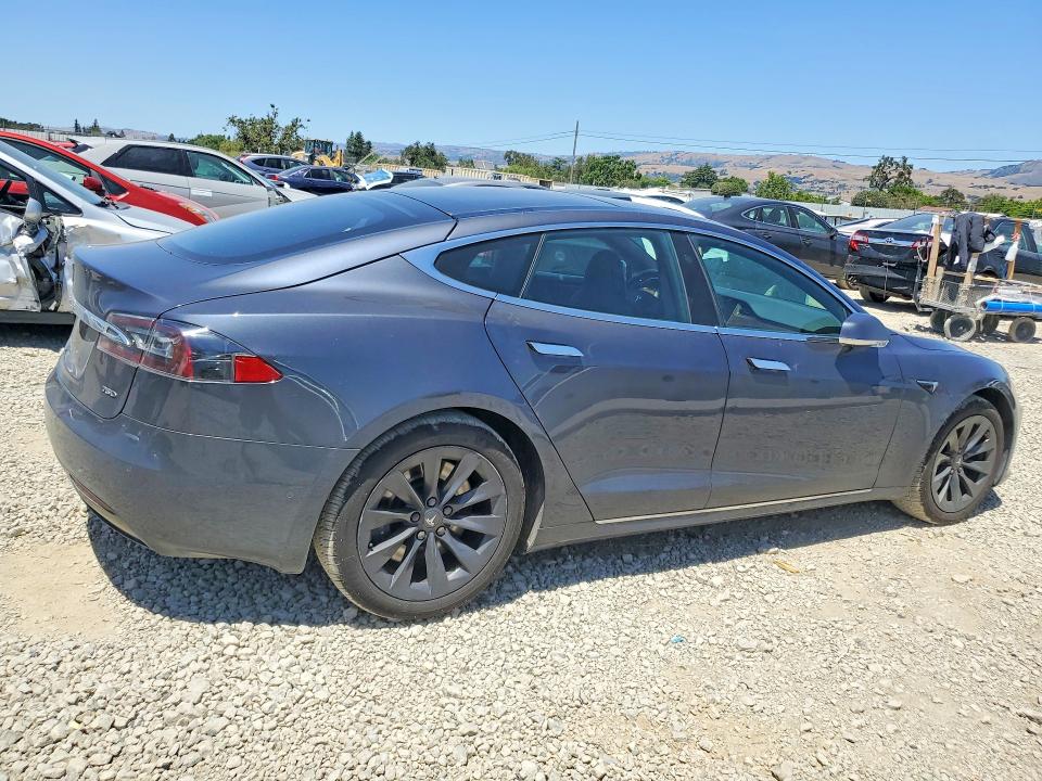 53592906 :رقم المزاد ، 5YJSA1E28JF261207 vin ، 2018 Tesla Model S مزاد بيع