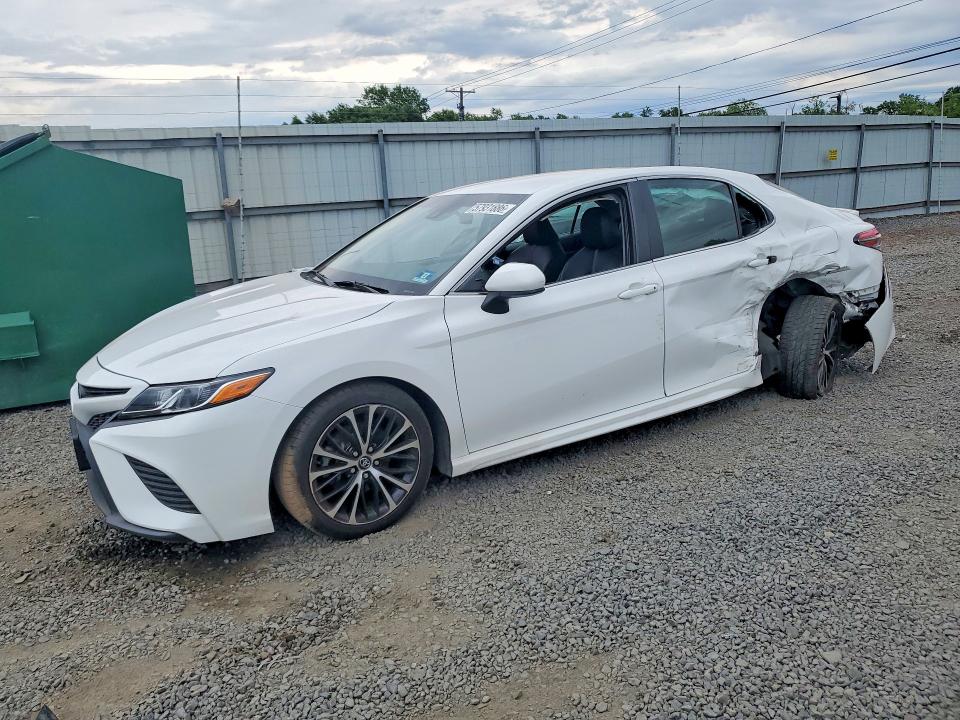 57931886 :رقم المزاد ، 4T1B11HKXJU077160 vin ، 2018 Toyota Camry مزاد بيع
