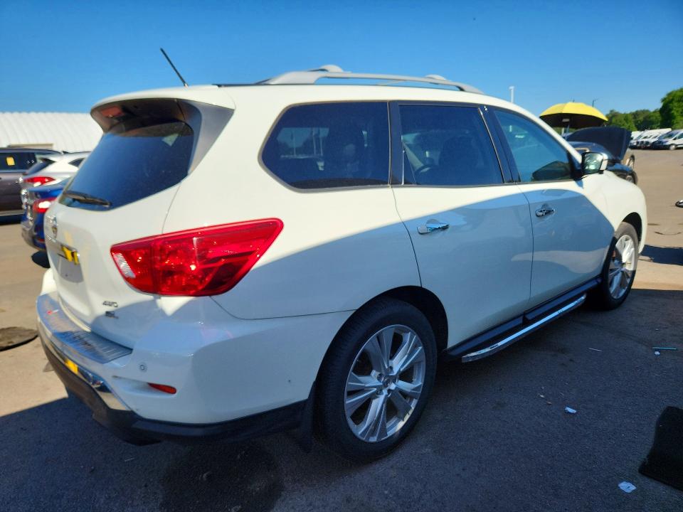 55779326 :رقم المزاد ، 5N1DR2MM5JC621701 vin ، 2018 Nissan Pathfinder مزاد بيع