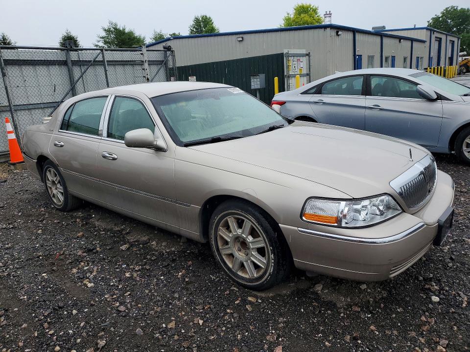 2003 Lincoln Town Car მანქანა იყიდება აუქციონზე, vin: 1LNHM81W73Y613596, აუქციონის ნომერი: 57910686