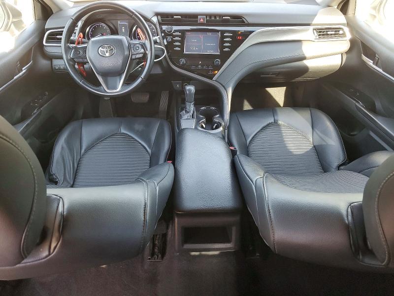 55356606 :رقم المزاد ، 4T1B11HK8JU601647 vin ، 2018 Toyota Camry مزاد بيع