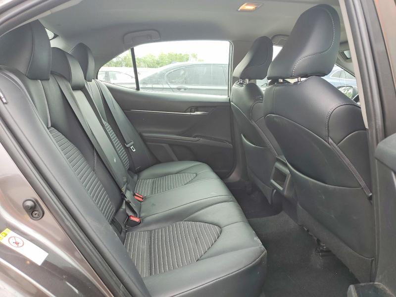 56698746 :رقم المزاد ، 4T1B11HK4JU150328 vin ، 2018 Toyota Camry مزاد بيع