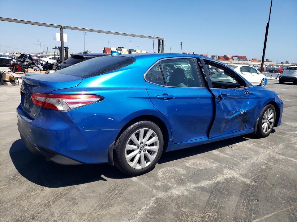 55956256 :رقم المزاد ، 4T1L11AK8LU325021 vin ، 2020 Toyota Camry مزاد بيع