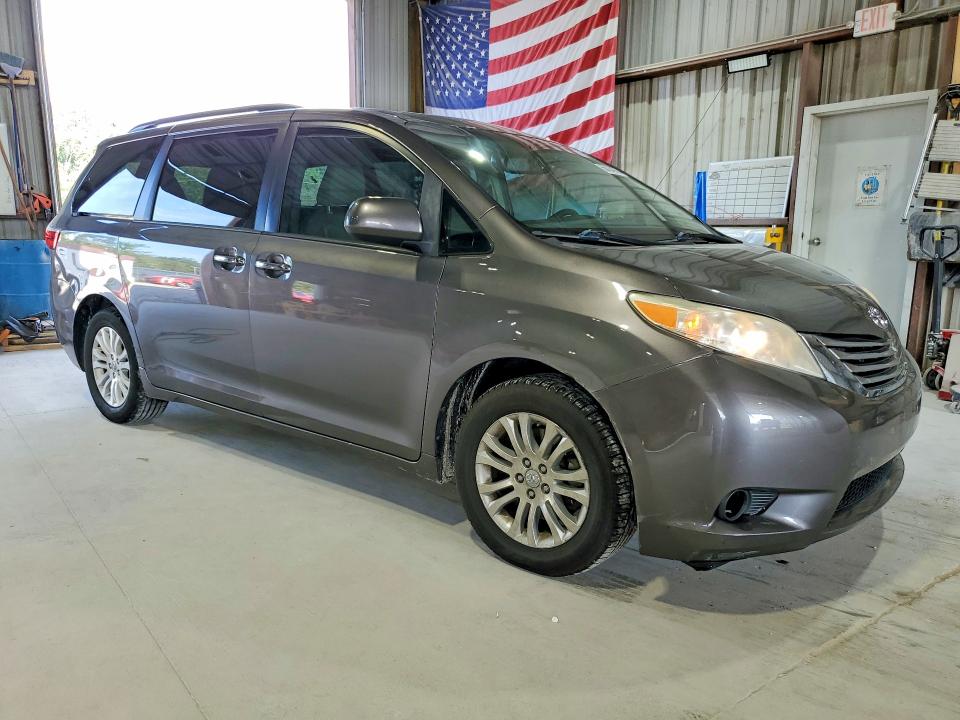 56434056 :رقم المزاد ، 5TDYZ3DC0HS832185 vin ، 2017 Toyota Sienna مزاد بيع