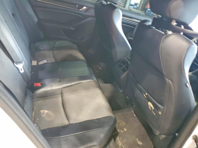 55629436 :رقم المزاد ، 1HGCV2F33JA050853 vin ، 2018 Honda Accord مزاد بيع