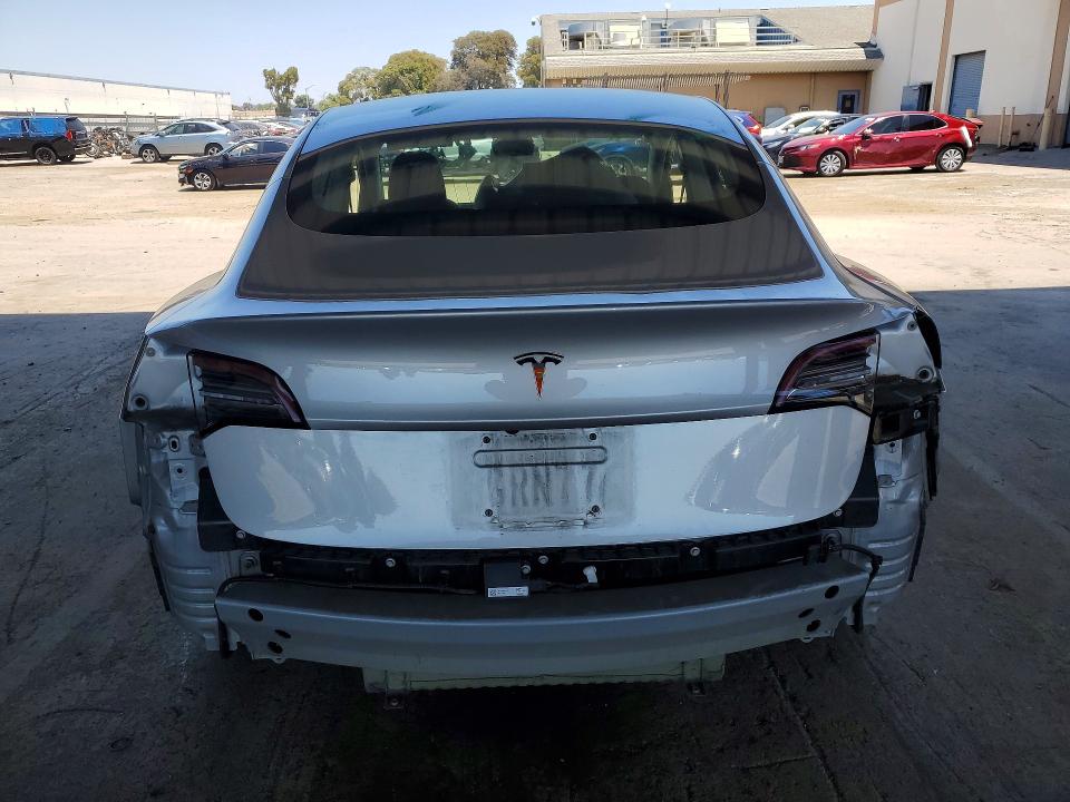 57944026 :رقم المزاد ، 5YJ3E1EB7JF069253 vin ، 2018 Tesla Model 3 مزاد بيع