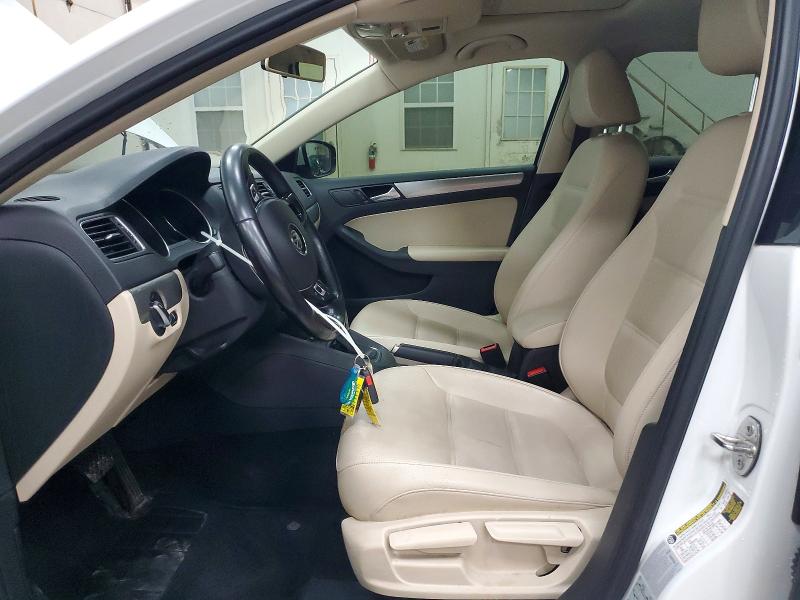 57141636 :رقم المزاد ، 3VWDB7AJ5HM327124 vin ، 2017 Volkswagen Jetta مزاد بيع