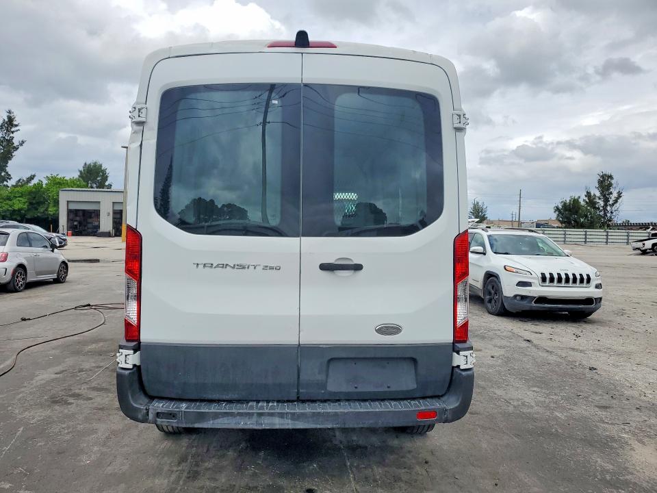 56319046 :رقم المزاد ، 1FTYR1CM9FKA29183 vin ، 2015 Ford Transit مزاد بيع