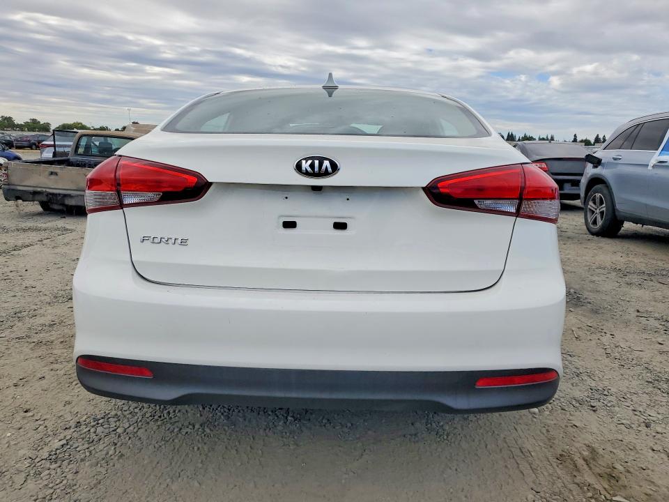 2018 Kia Forte მანქანა იყიდება აუქციონზე, vin: 3KPFK4A74JE268632, აუქციონის ნომერი: 59128116