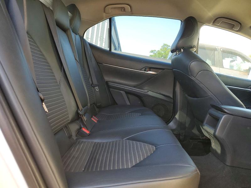 55356606 :رقم المزاد ، 4T1B11HK8JU601647 vin ، 2018 Toyota Camry مزاد بيع