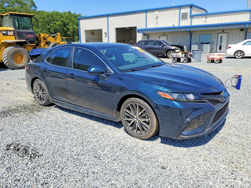 56318816 :رقم المزاد ، 4T1G11AK5MU462176 vin ، 2021 Toyota Camry مزاد بيع