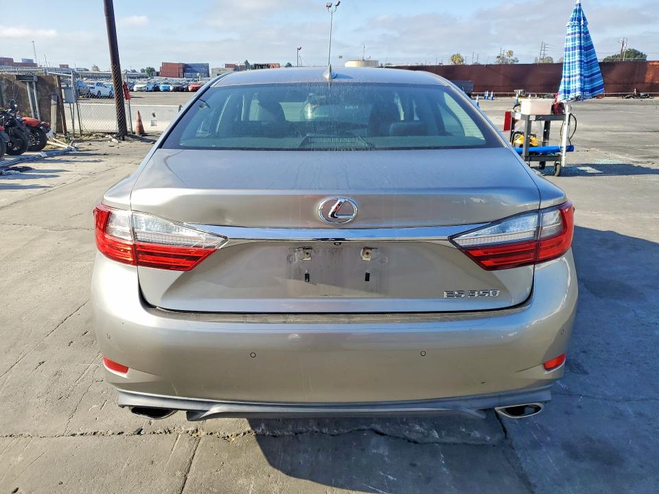 56185546 :رقم المزاد ، 58ABK1GG4JU085192 vin ، 2018 Lexus Es مزاد بيع