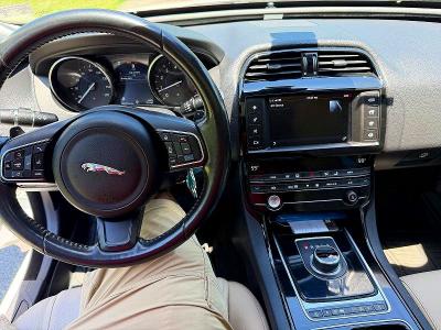 2018 Jaguar Xe მანქანა იყიდება აუქციონზე, vin: SAJAJ4FX4JCP25812, აუქციონის ნომერი: 55584356
