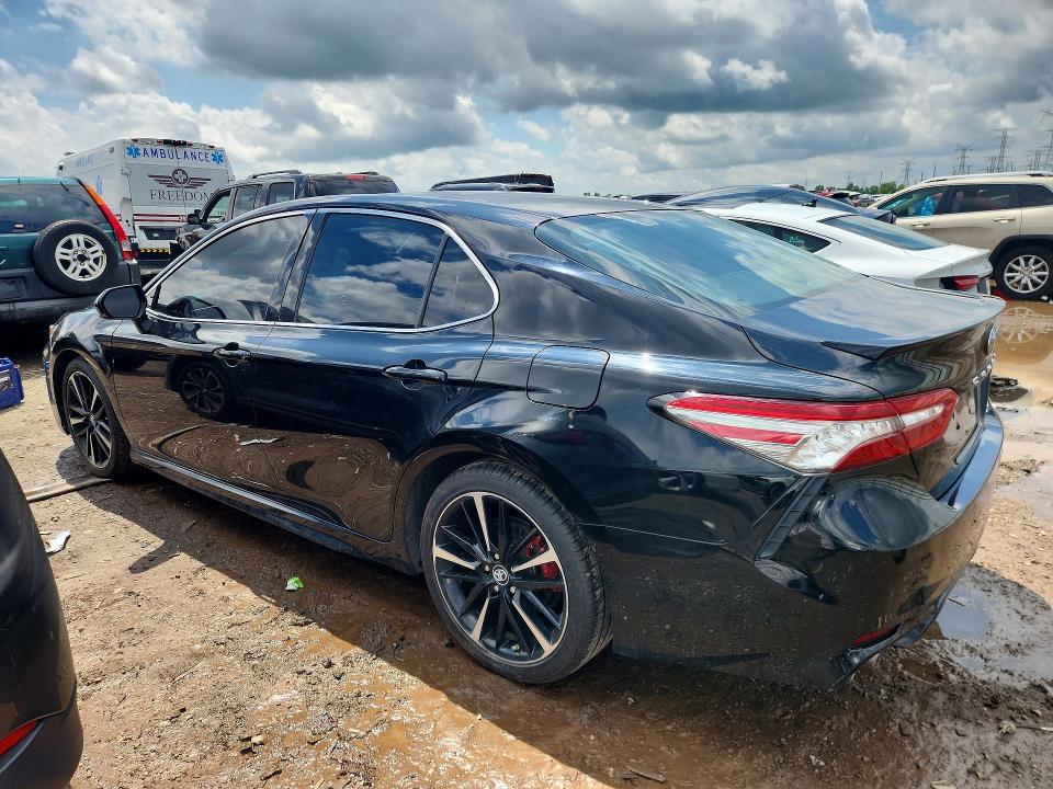 55829756 :رقم المزاد ، 4T1B61HK8JU562947 vin ، 2018 Toyota Camry مزاد بيع