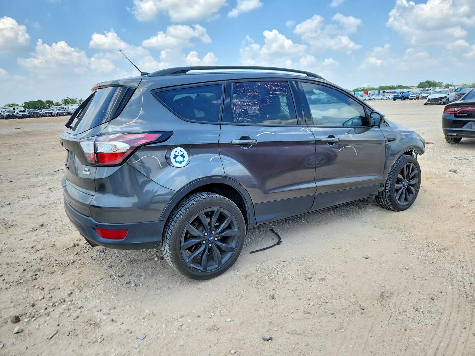 55576396 :رقم المزاد ، 1FMCU0GD5HUA38639 vin ، 2017 Ford Escape مزاد بيع