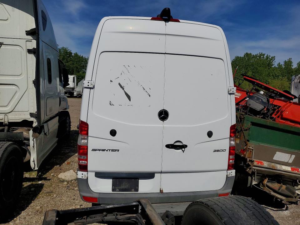 55927146 :رقم المزاد ، WD3PE8CD5JP611111 vin ، 2018 Mercedes-benz Sprinter مزاد بيع