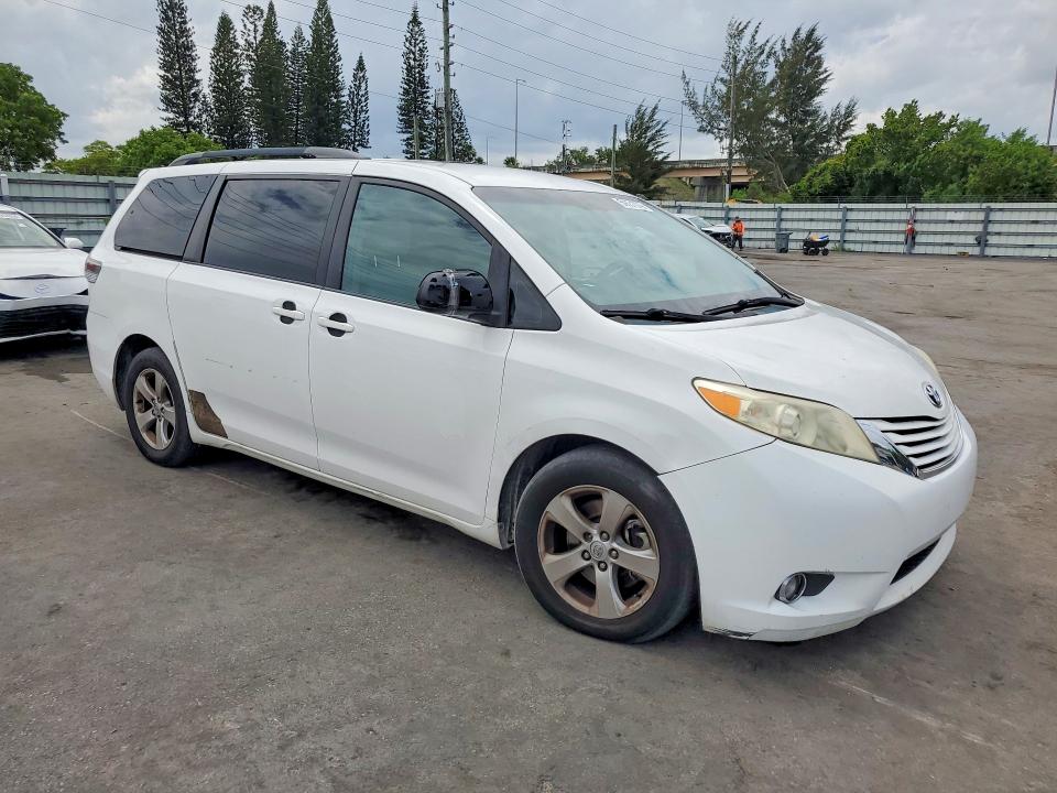 55631076 :رقم المزاد ، 5TDKK3DCXFS560235 vin ، 2015 Toyota Sienna مزاد بيع