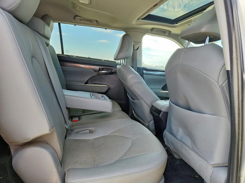 56466736 :رقم المزاد ، 5TDDBRCH5MS047321 vin ، 2021 Toyota Highlander مزاد بيع