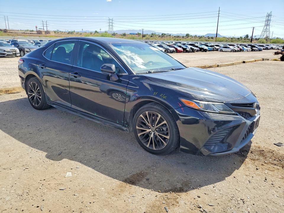 58995126 :رقم المزاد ، 4T1B11HK8JU048644 vin ، 2018 Toyota Camry مزاد بيع