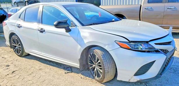 55356606 :رقم المزاد ، 4T1B11HK8JU601647 vin ، 2018 Toyota Camry مزاد بيع