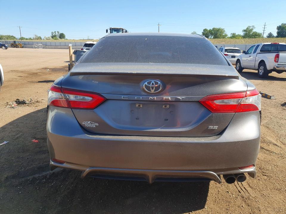 58267846 :رقم المزاد ، 4T1B11HK6JU649227 vin ، 2018 Toyota Camry مزاد بيع