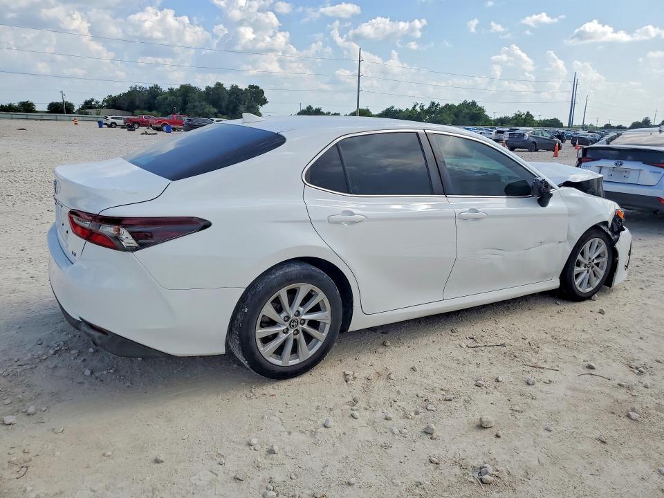 54285506 :رقم المزاد ، 4T1C11AK9MU581511 vin ، 2021 Toyota Camry مزاد بيع