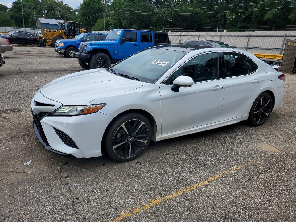 55359756 :رقم المزاد ، 4T1B61HK4JU025153 vin ، 2018 Toyota Camry مزاد بيع