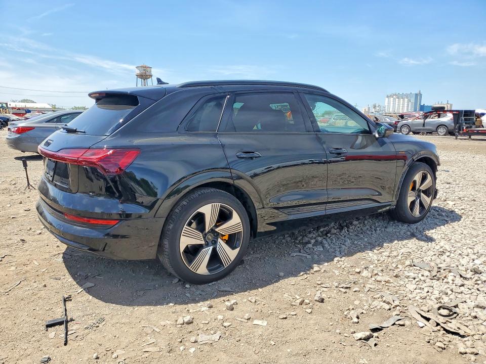 55418576 :رقم المزاد ، WA1LAAGE6NB009910 vin ، 2022 Audi E-tron مزاد بيع