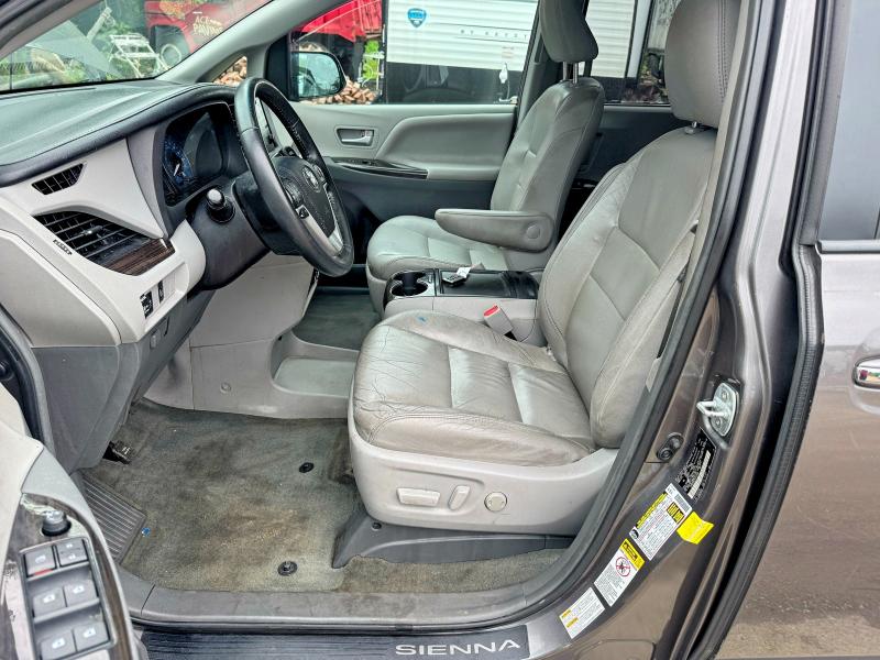 58819886 :رقم المزاد ، 5TDDZ3DC2HS167093 vin ، 2017 Toyota Sienna مزاد بيع